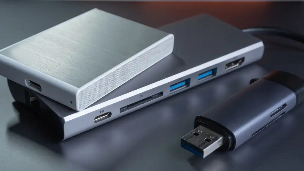 Are a flash drive and an SSD the same thing?