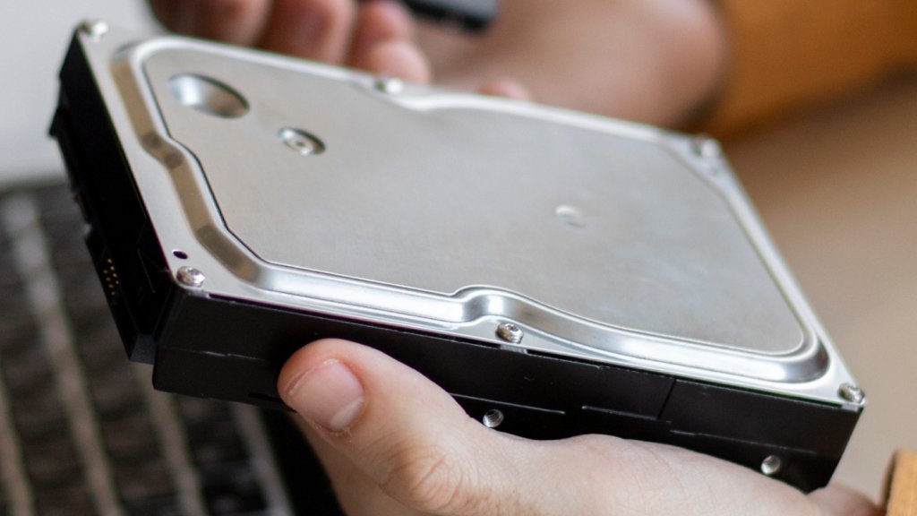 What are the warning signs of a failing SSD?